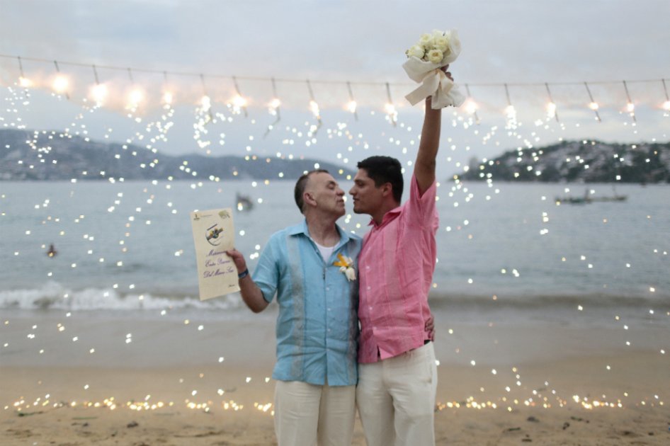 Celebran primera boda gay masiva en México