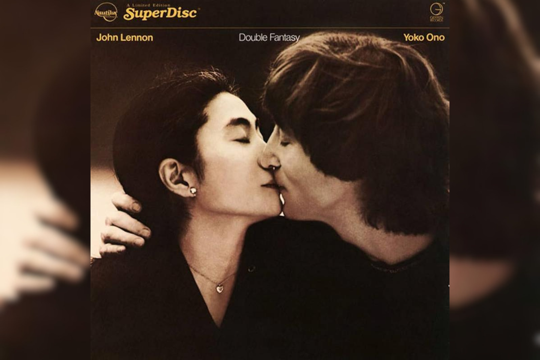 Uno de los objetos principales en la subasta serán un póster promocional del álbum “Double Fantasy”, firmado por John Lennon pocas horas antes de su muerte.