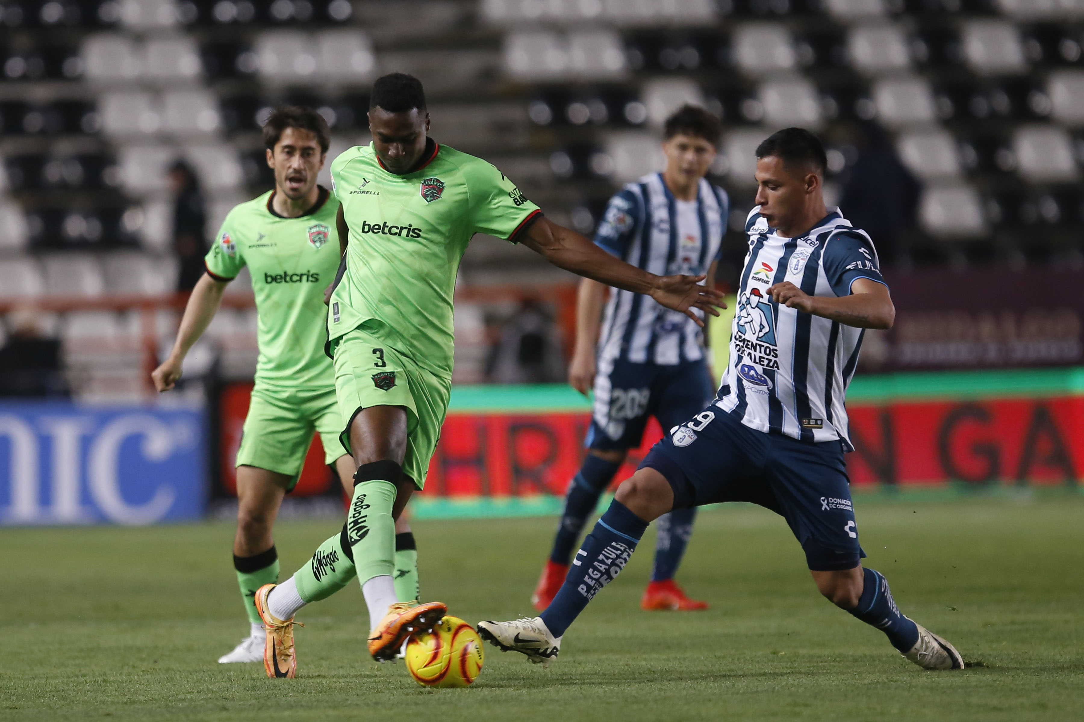 AME4812. PACHUCA (MÉXICO), 02/03/2024.- Roberto de la Rosa (d) de Pachuca, disputa el balón ante Moises Castillo (i) de Juarez, durante juego de la jornada 10 del torneo Clausura 2024 de la Liga MX disputado este sábado en el estadio Hidalgo de la ciudad de Pachuca, Hidalgo (México). EFE /David Martínez Pelcastre