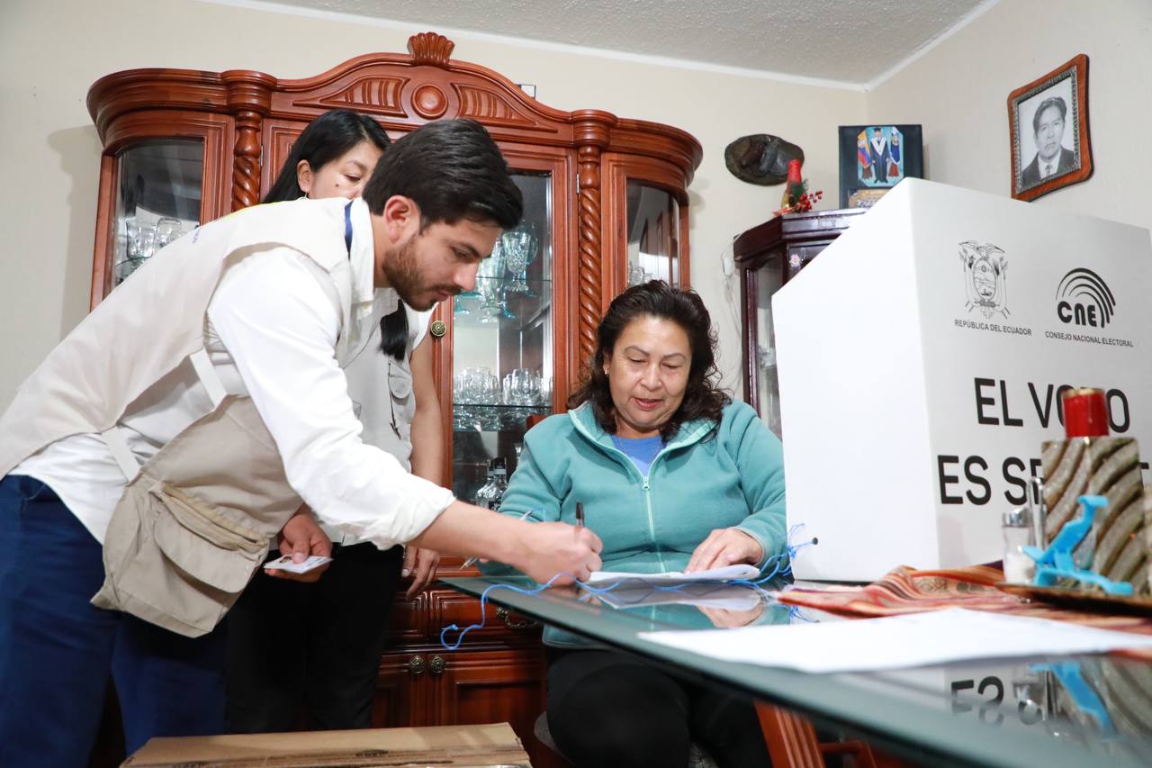 Referendo en Ecuador en medio de crisis diplomática, eléctrica y de violencia