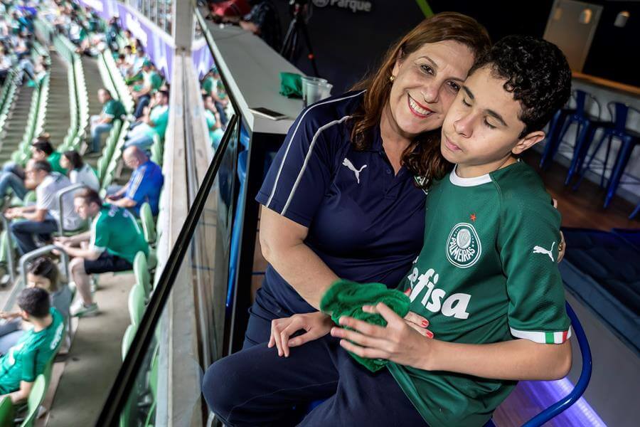 La historia de una madre que narra los partidos de fútbol a su hijo ciego