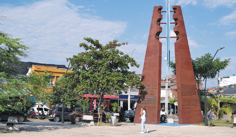 Monumento a las víctimas de las Autodefensas del Magdalena Medio, construido con el hierro fundido de sus armas.