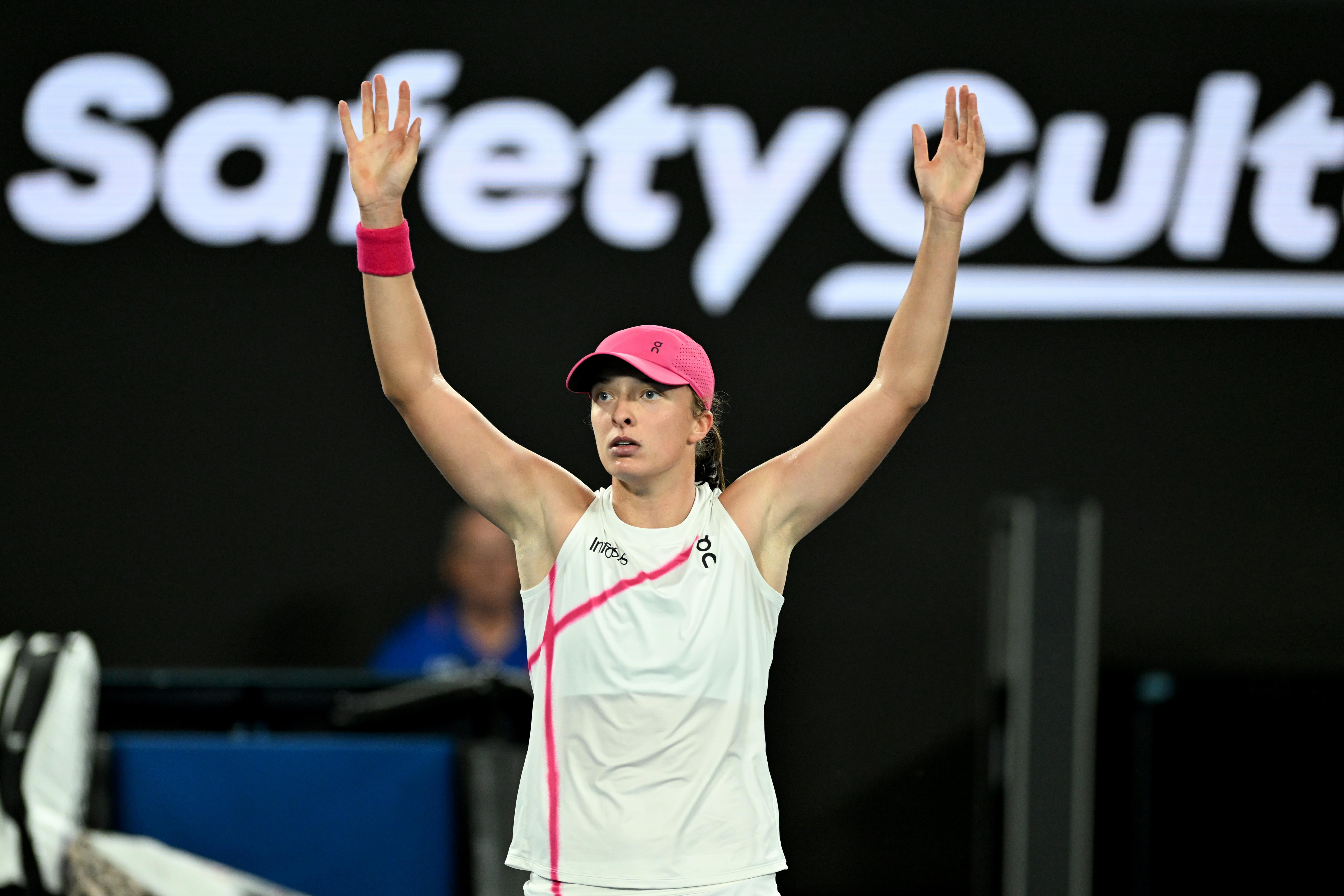 Melbourne (Australia), 18/01/2024.- Iga Swiatek of Poland celebrates during her 2nd round win over Danielle Collins of the USA on Day 5 of the 2024 Australian Open at Melbourne Park in Melbourne, Australia 18 January 2024. (Tenis, Polonia) EFE/EPA/JAMES ROSS AUSTRALIA AND NEW ZEALAND OUT