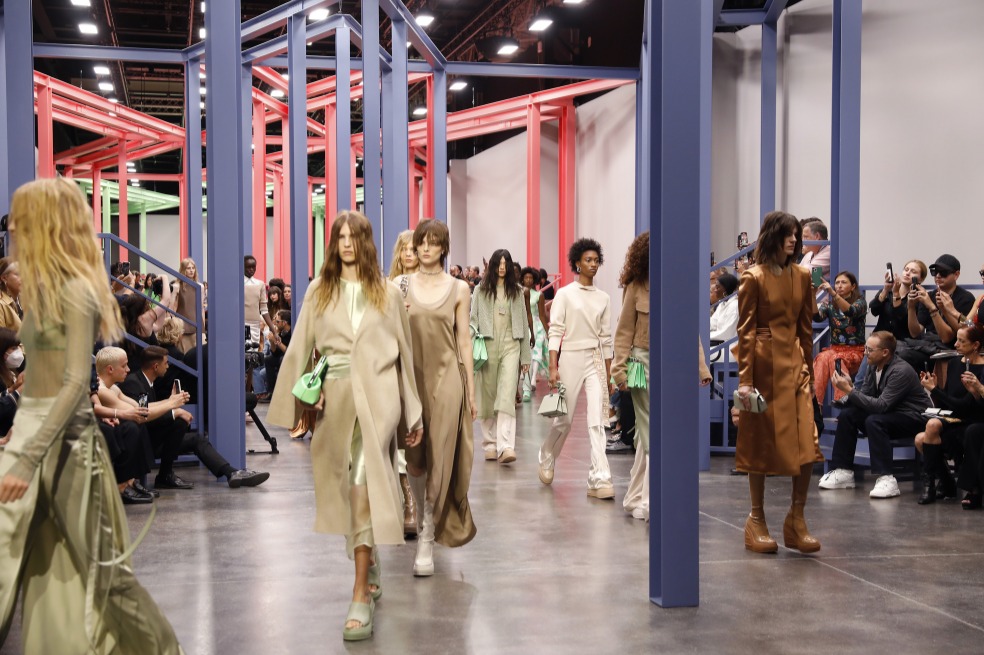 Fendi abre la Semana de la Moda de Milán con el color de la temporada, el verde