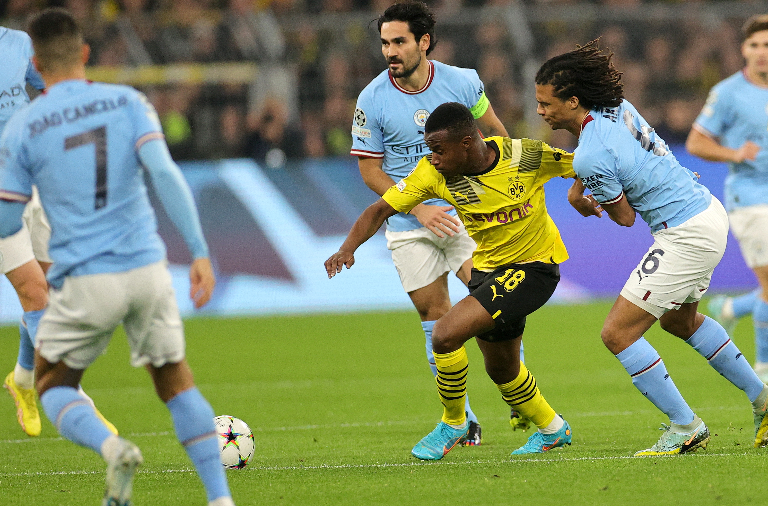 Dortmund (Germany), 25/10/2022.- Youssoufa Moukoko (C) of Dortmund in action against Nathan Ake of Manchester City during the UEFA Champions League group G match between Borussia Dortmund and Manchester City in Dortmund, Germany, 25 October 2022. (Liga de Campeones, Alemania, Rusia) EFE/EPA/FRIEDEMANN VOGEL