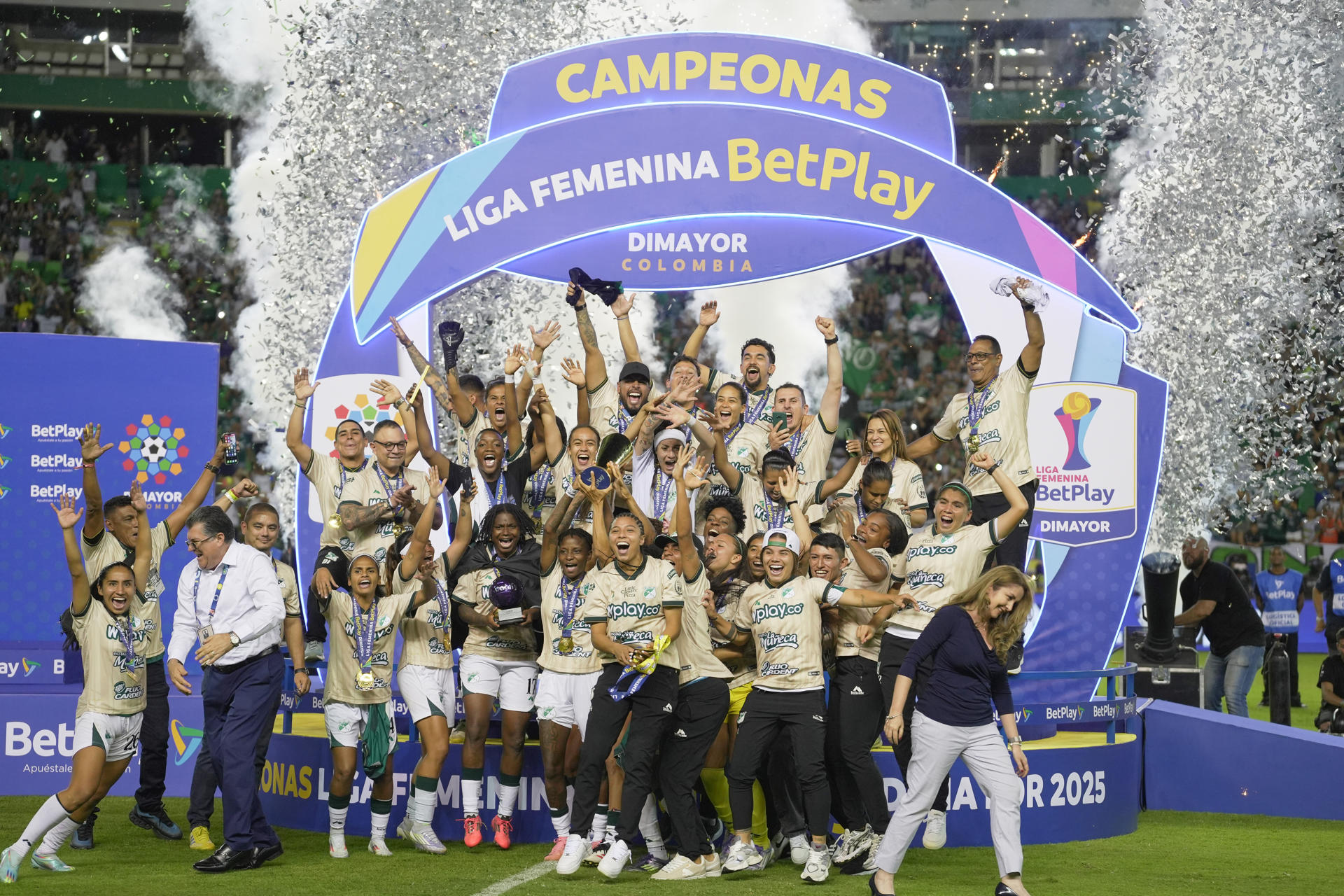 FOTODELDÍA AMDEP3815. CALI (COLOMBIA), 21/09/2025.- Jugadoras de Deportivo Cali celebran con el trofeo de la Liga Profesional Femenina Colombia este domingo, en un partido contra Santa Fe en el estadio Deportivo Cali, en Cali (Colombia). EFE/ Ernesto Guzmán
