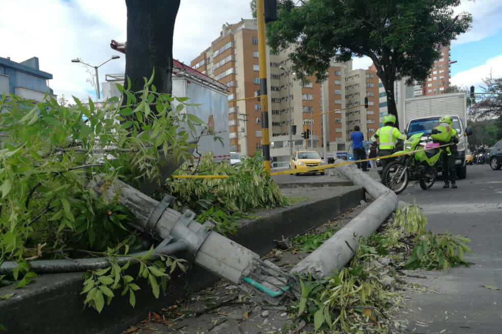 Tras choque, furgón derribó un poste en el norte de Bogotá