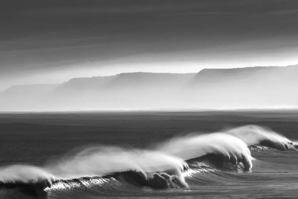 Las olas rompen en una mañana brumosa en Scarborough, Reino Unido
