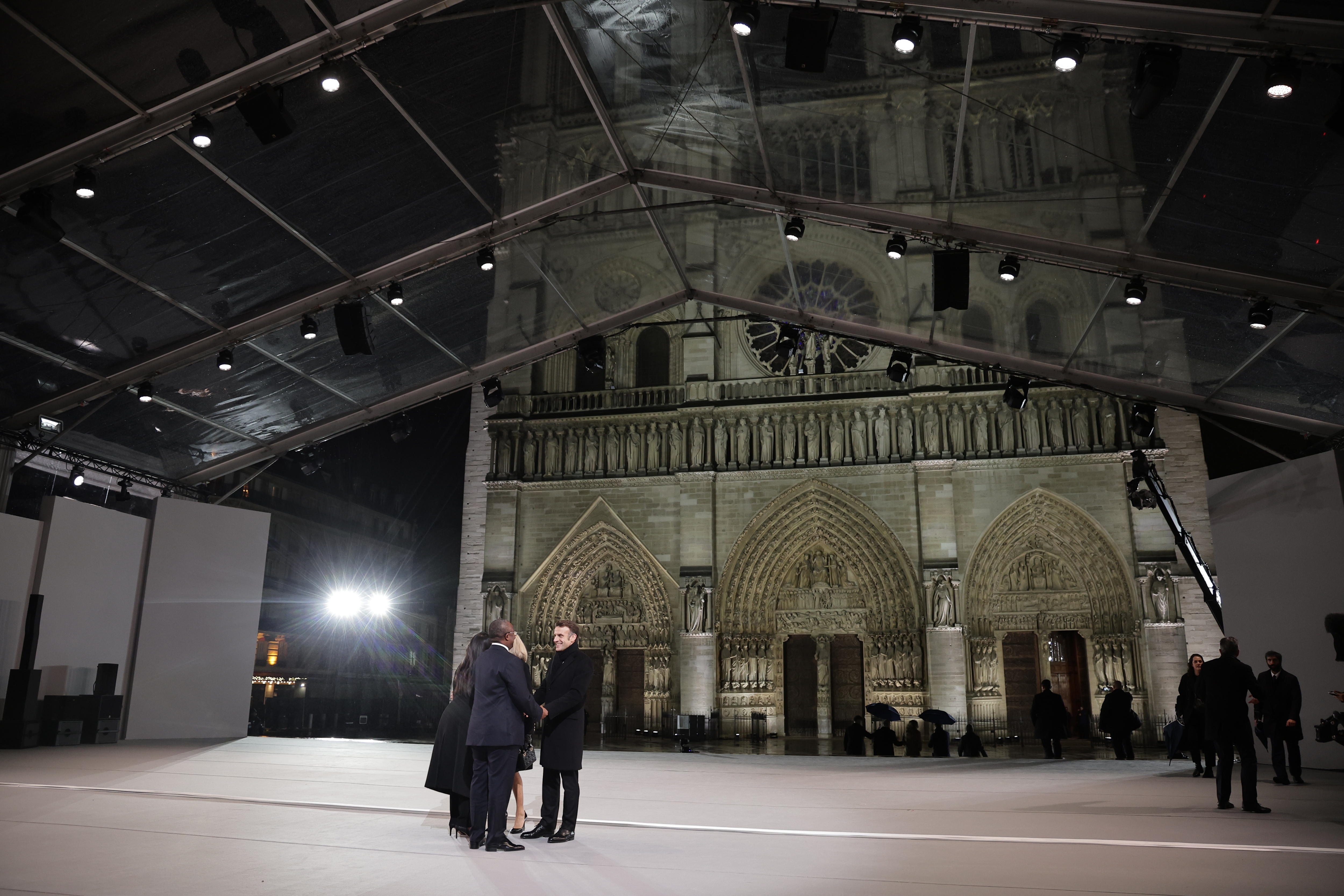 Paris (France), 07/12/2024.- French President Emmanuel Macron (R) welcomes Guinee Bissau President Umaro Sissoco Embalo (L) for the reopening ceremony of the Notre Dame de Paris Cathedral, in Paris, France, 07 December 2024. The Notre-Dame de Paris Cathedral reopens on 07 December after nearly six years of renovation work following its destruction by a fire on 15 April 2019. (Francia) EFE/EPA/CHRISTOPHE PETIT TESSON / POOL