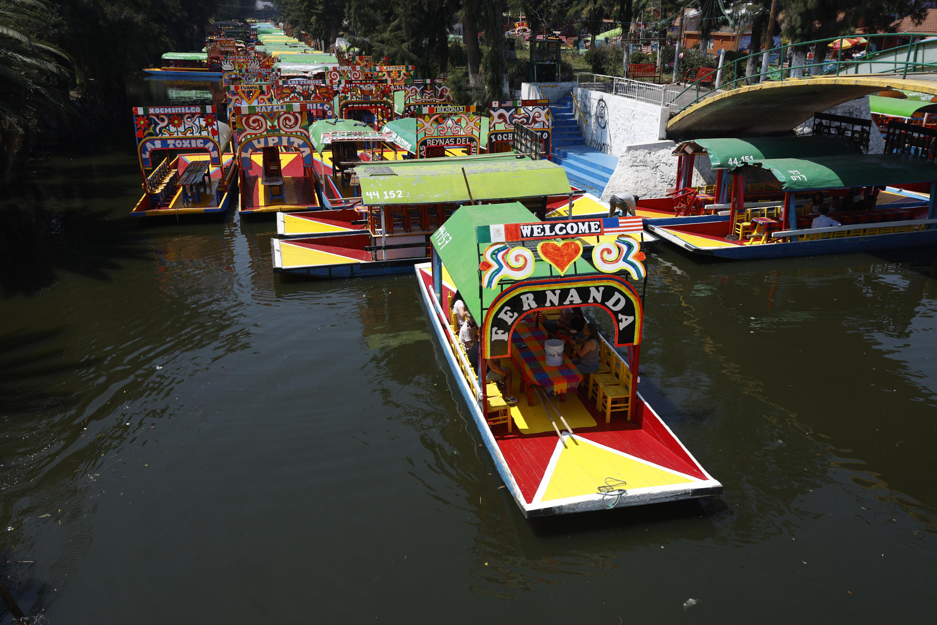 MEX9207. CIUDAD DE MÉXICO (MÉXICO), 09/04/2025.- Fotografía de las trajineras en el embarcadero de Xochimilco, durante la presentación de la canoa alegórica este miércoles, en Ciudad de México (México). La Canoa Alegórica de “La Flor más Bella del Ejido”, una tradición que se celebra desde 1956 y que atrae a numerosos turistas en la alcaldía de Xochimilco, en el sur de la Ciudad de México, no recibirá por primera vez el apoyo económico del Gobierno mexicano, advirtieron representantes de la comunidad. EFE/ Sáshenka Gutiérrez