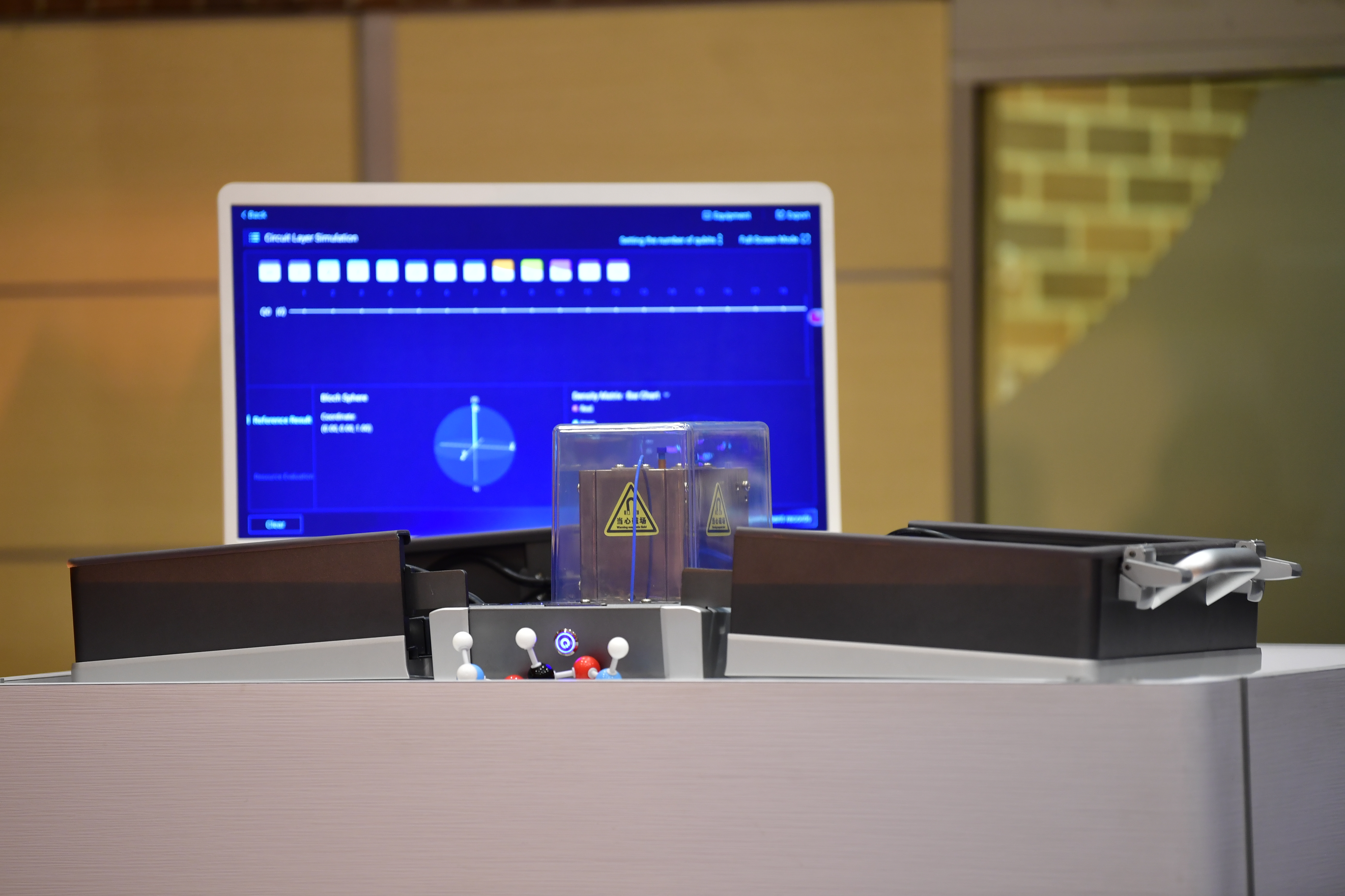 Presentación y llegada del primer Computador Cuántico al país