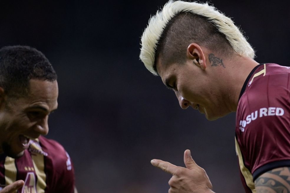 Michael Rangel (d) celebra su gol con Anderson Plata // Twitter Copa Libertadores