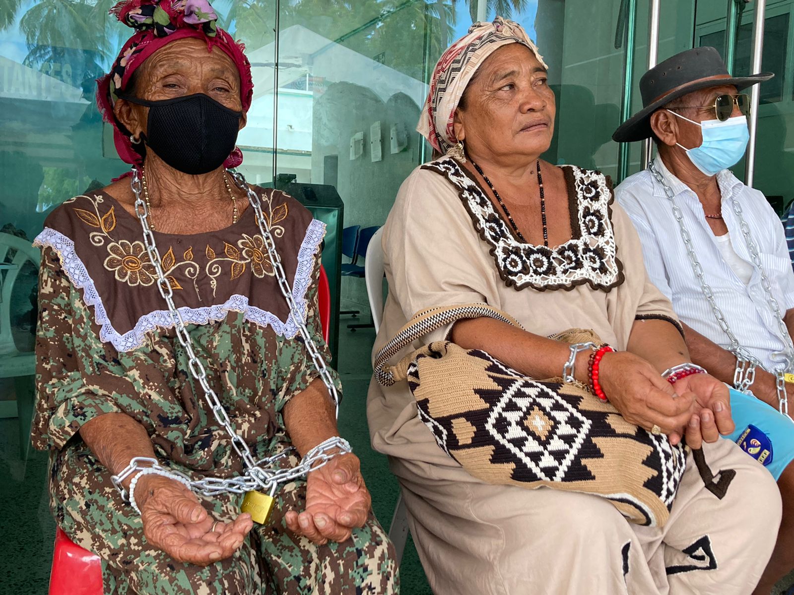 Las familias desplazadas decidieron encuadernarse en frente de la Gobernación de La Guajira solicitando garantías para volver a su territorio.