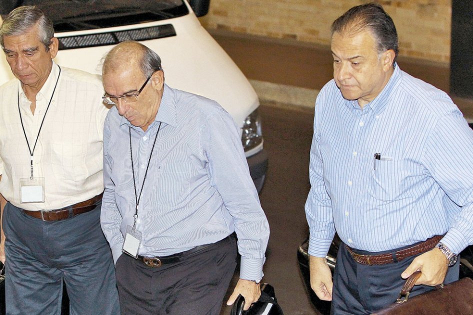 Los miembros del equipo negociador del Gobierno Jorge Enrique Mora R., Humberto de la Calle y Óscar Naranjo. / EFE