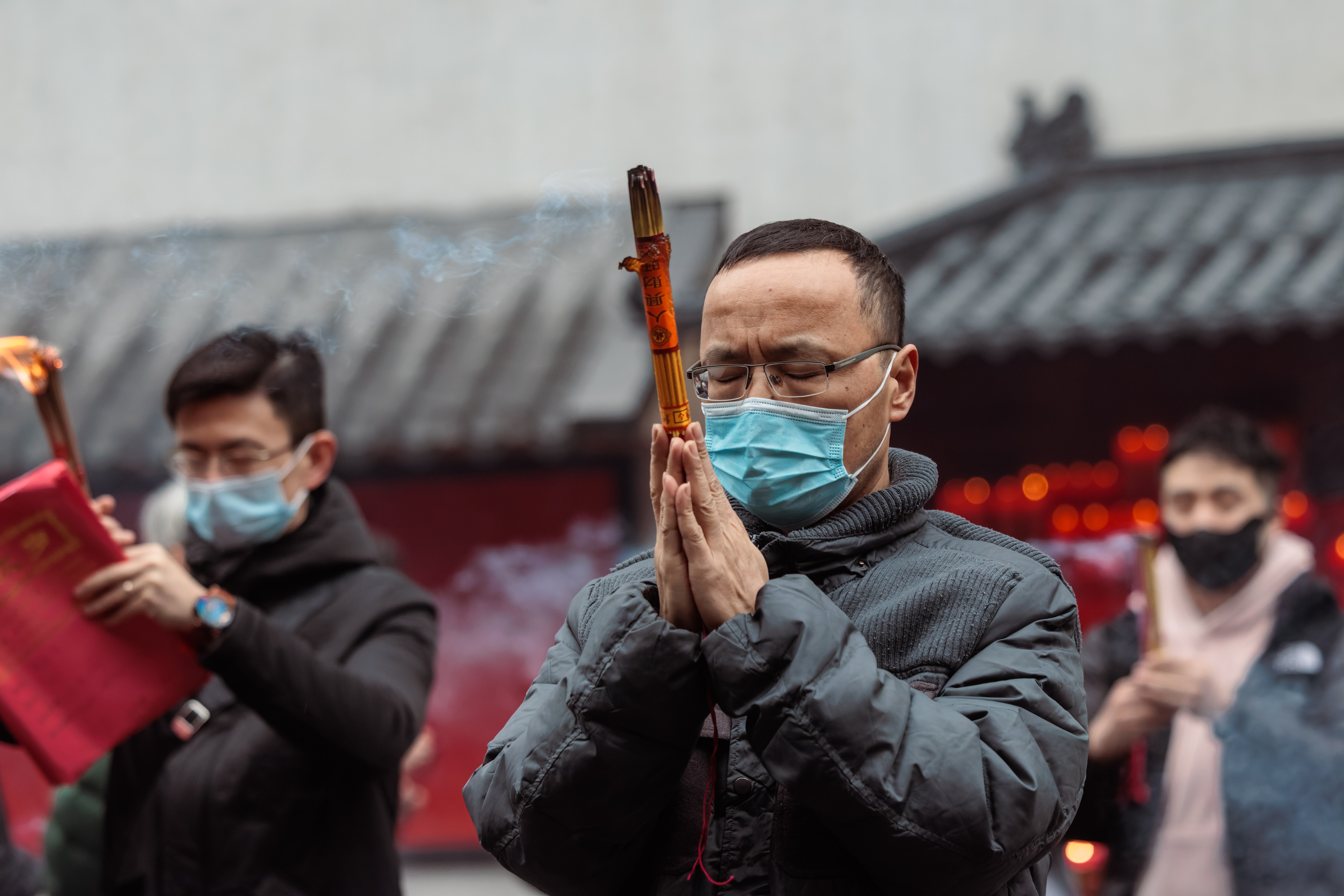 Shanghai (China), 22/01/2023.- People burn incense sticks on the first day of the Chinese Lunar New Year in the Jade Buddha Temple, in Shanghai, China, 22 January 2023. Chinese New Year, also known as the Spring Festival, begins today, 22 January 2023. According to the Chinese zodiac, this year represents the year of the Water Rabbit. Traditionally, on the first day of the Lunar New Year, people head to the temple to light their incense sticks, hang prayers and coins on a wishing and money tree, pray for blessings and good luck in the year ahead. EFE/EPA/ALEX PLAVEVSKI