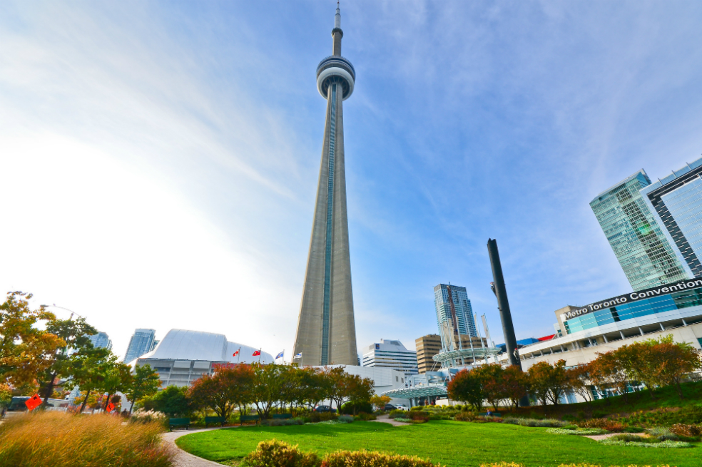 Torre CNCortesíaComo un reflejo de la naturaleza multicultural de Toronto, el spa ofrece una variedad de antiguos masajes que vienen de todas partes del mundo como el Shiatsu japonés y el polinesio Lomi Lomi, una técnica tradicional que promueve la sanación emocional, espiritual y física.
