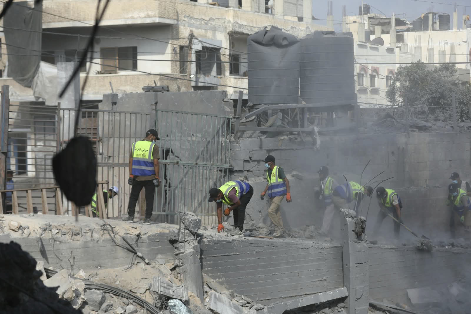 Voluntarios en Gaza intentan preservar el patrimonio de una mezquita atacada por Israel
