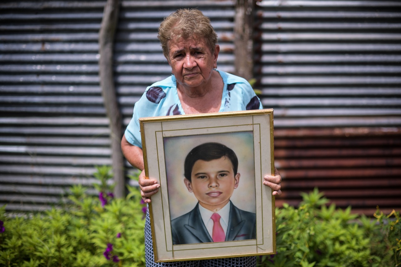 Blanca vive en una modesta casa con un jardín donde tiene una huerta de cilantrón. Ella es una de las parteras más reconocidas del Guaviare.