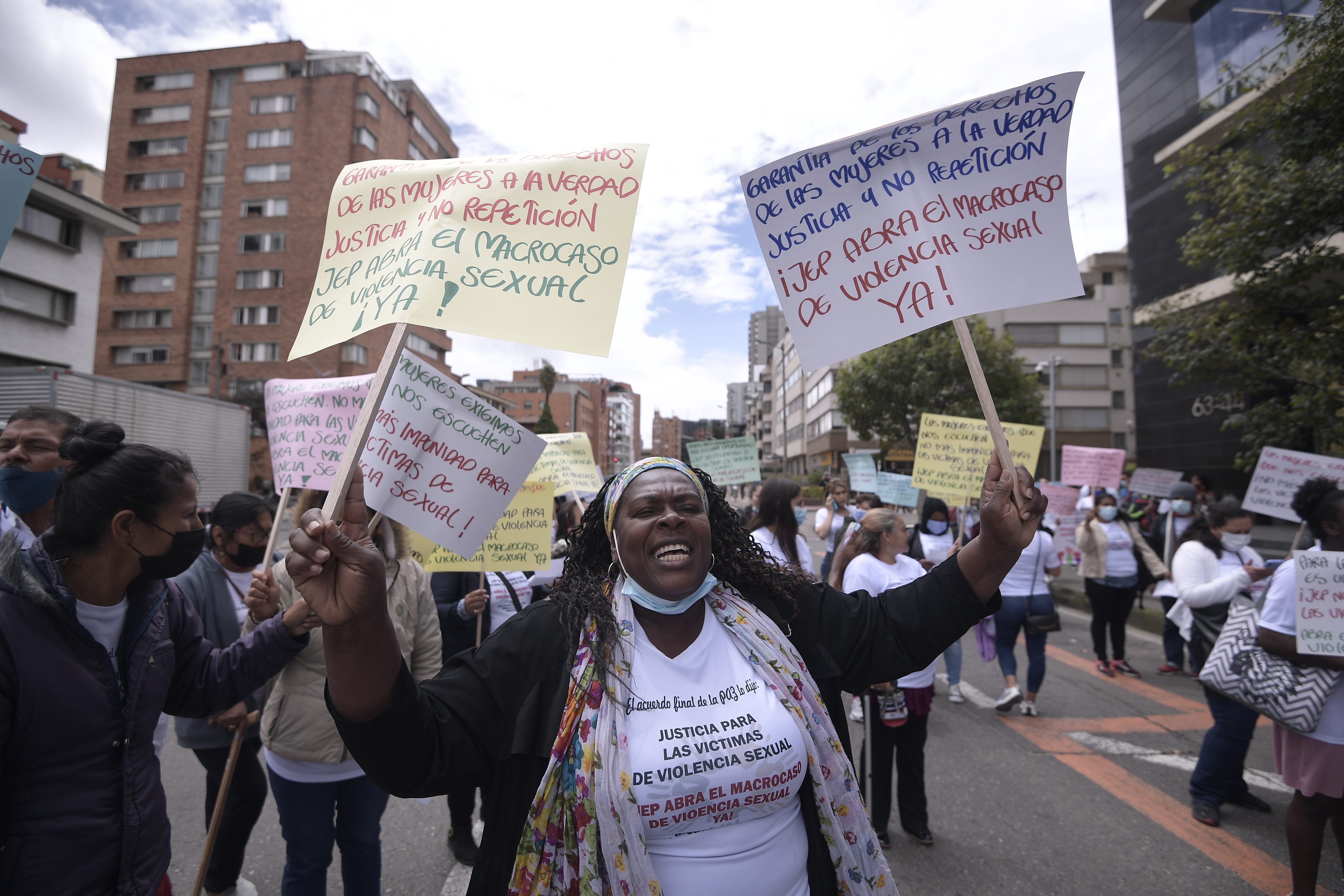 Mujeres que sufrieron violencia sexual en la guerra le exigen a la JEP que abra una investigación y que les dé respuestas sobre sus casos, en el marco del día de la dignidad de las víctimas de violencia sexual en el conflicto, que se conmemora este 25 de mayo.