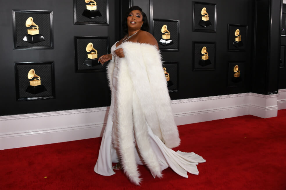 Premios Grammy 2020: vestidos blancos, strapless y uñas extravagantes en la alfombra roja