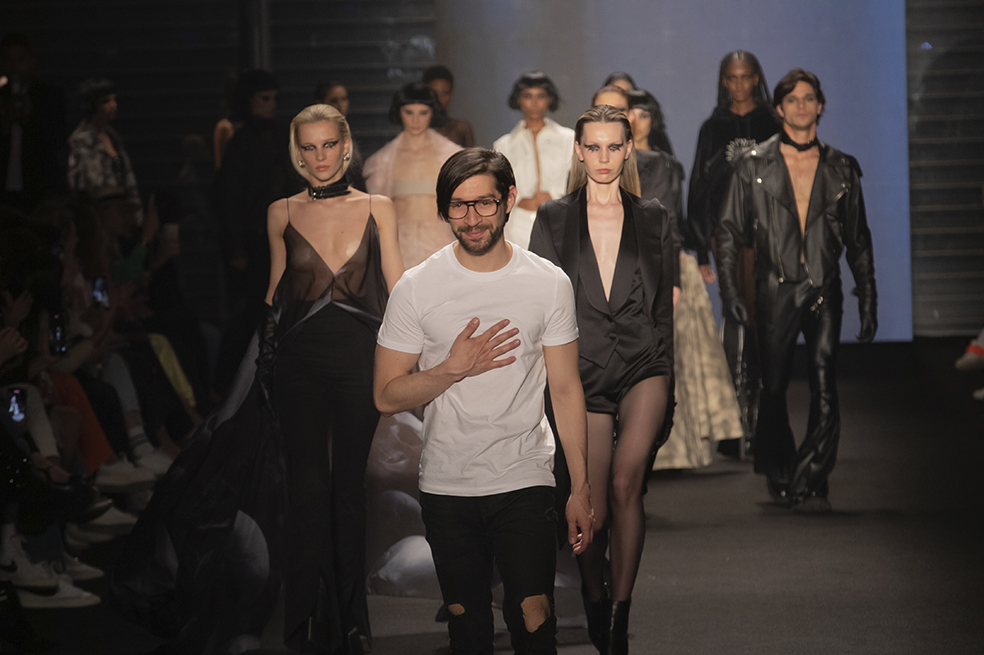 El diseñador Camilo Franco al fin de su pasarela Desfile Faith And Devotion