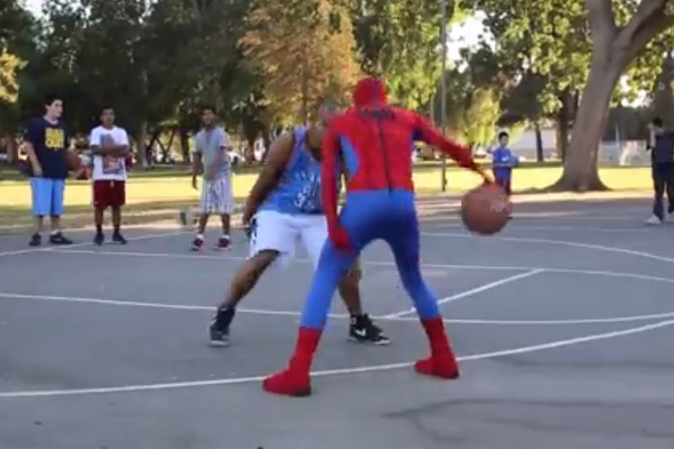 Spider-Man impresiona con su destreza como jugador de baloncesto