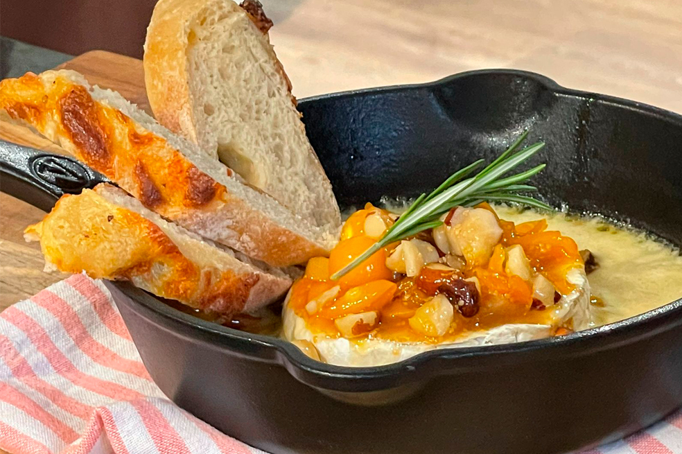 Receta de queso camembert asado con confitura de uchuvas y romero