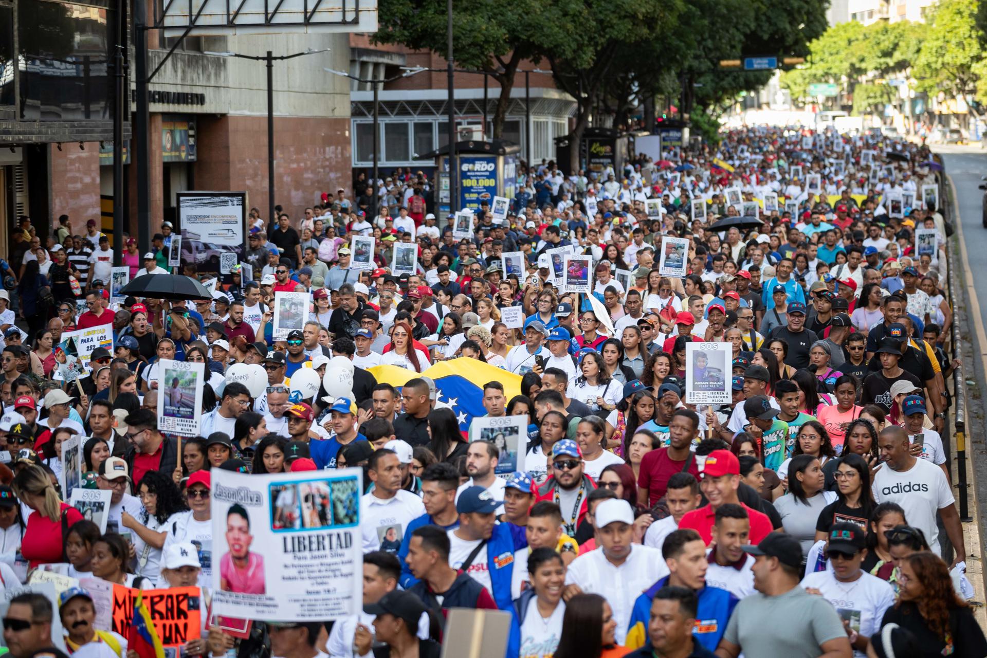 Venezuela pide el regreso de los niños separados de sus padres tras ser deportados