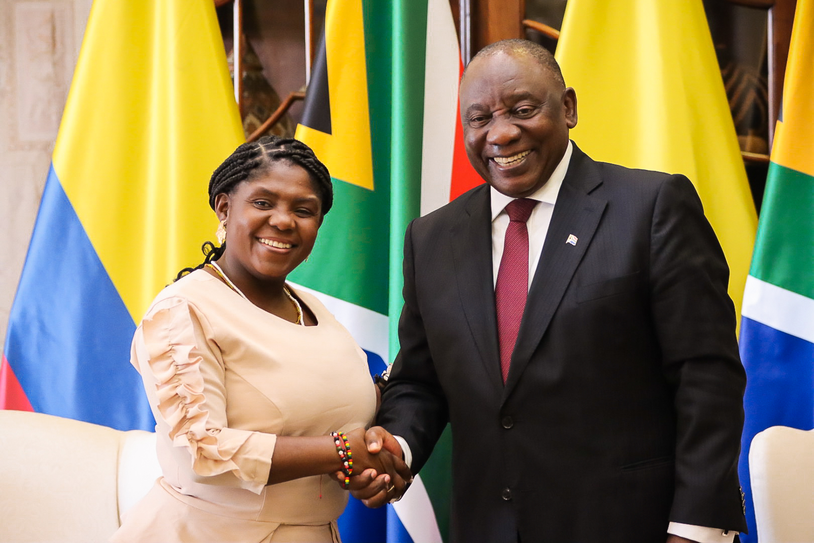 La vicepresidenta de Colombia, Francia Márquez (izq.), y el presidente de Sudáfrica, Cyril Ramaphosa (dcha.).