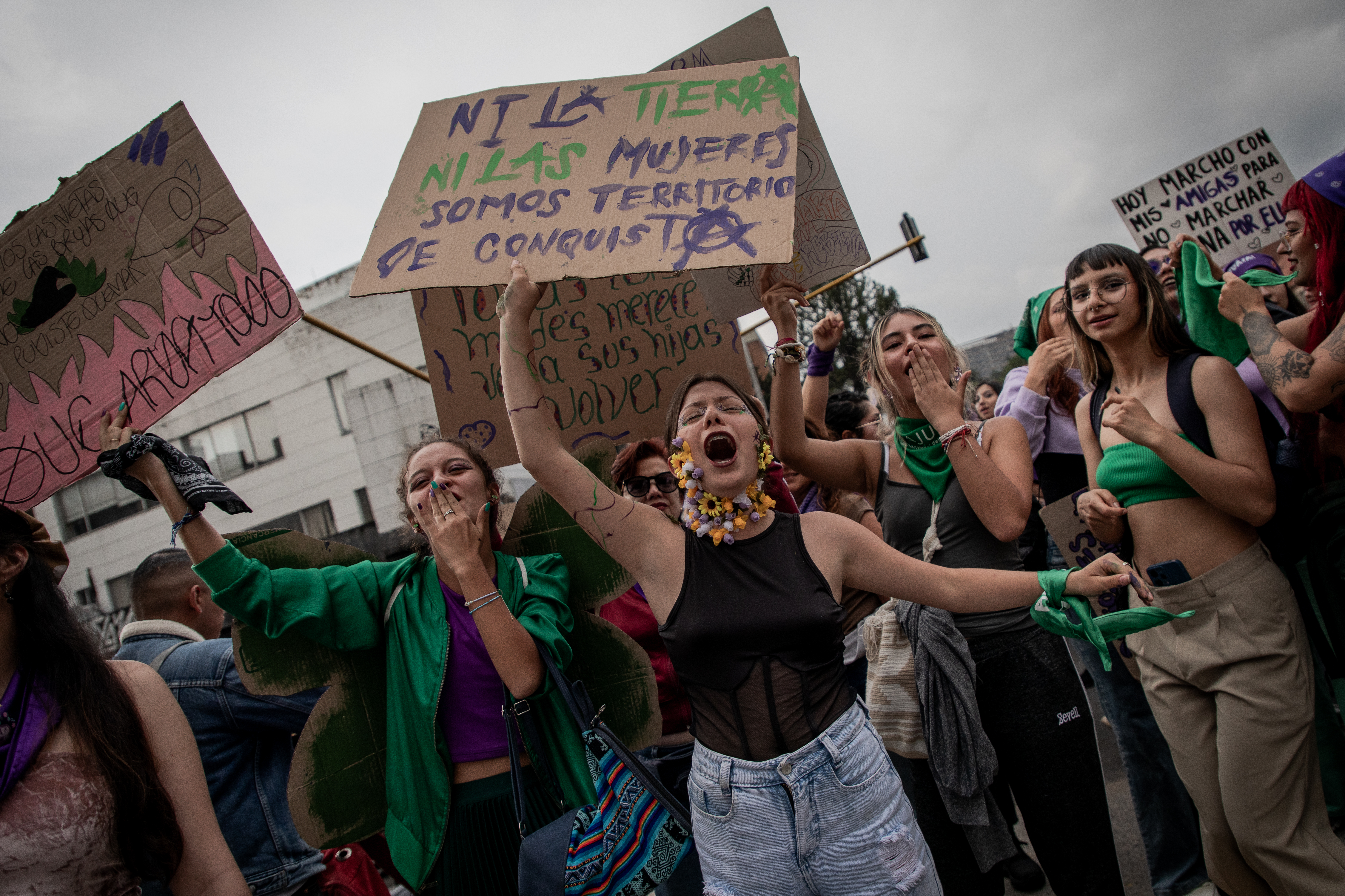 Marchantes que salieron a las calles este este sábado 8 de marzo desde la Calle 45 con carrera Séptima hasta la Plazoleta del Concejo de Bogotá en el marco de la conmemoración del Día Internacional de la Mujer
