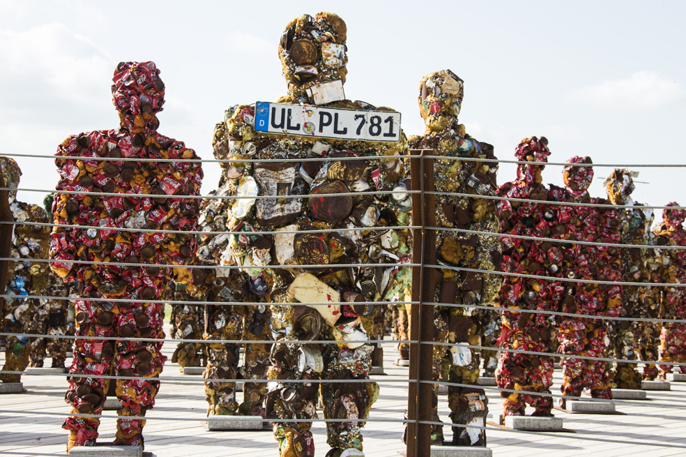 Tel Aviv se inunda de esculturas de basura