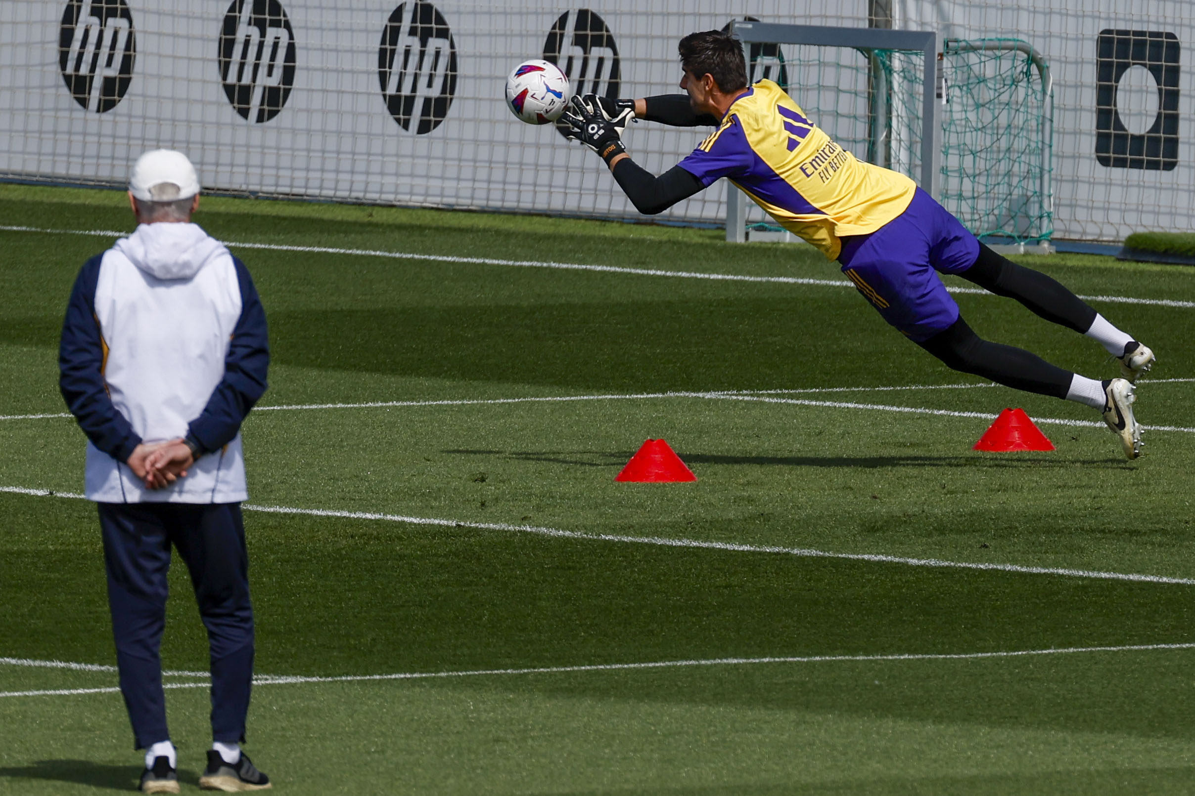 MADRID, 03/05/2024.- El guardameta belga del Real Madrid, Thibaut Courtois, participa en un entrenamiento del equipo en la Ciudad Deportiva de Valdebebas en Madrid este viernes. El Real Madrid se enfrenta mañana al Cádiz en el estadio Santiago Bernabéu en un partido de LaLiga. EFE/ J.J. Guillén