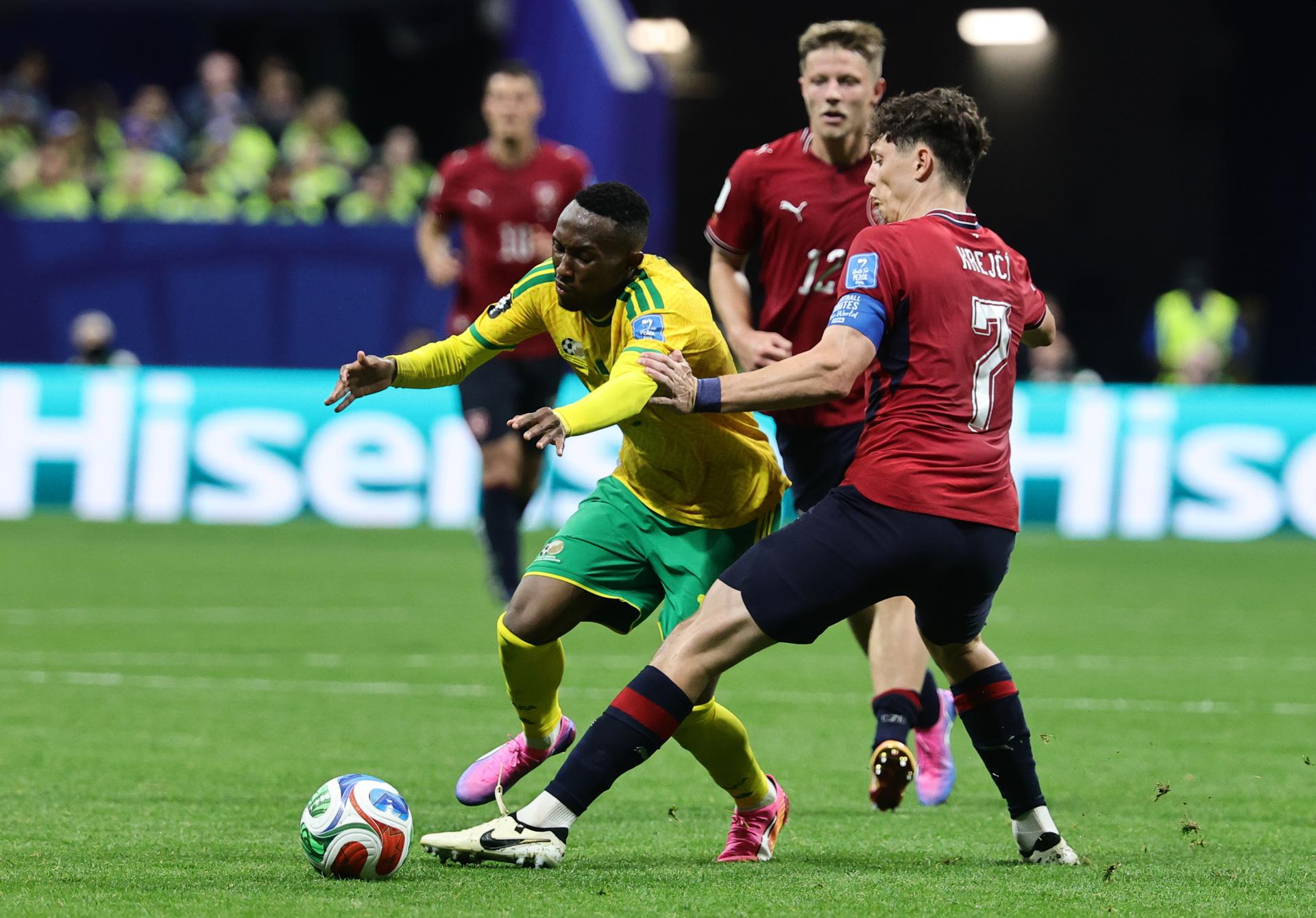 ATLANTA (United States), 18/06/2026.- Relebohile Mofokeng of South Africa (L) and Ladislav Krejci of Czech Republic in action during the FIFA World Cup 2026 group stage match Czechia against South Africa, in Atlanta, USA, 18 June 2026. (República Checa, Sudáfrica) EFE/EPA/RONALD WITTEK
