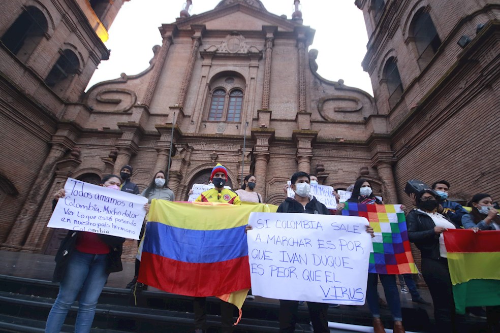 Jóvenes participan hoy en una manifestación contra la represión a las protestas en Colombia en la plaza principal de Santa Cruz (Bolivia).