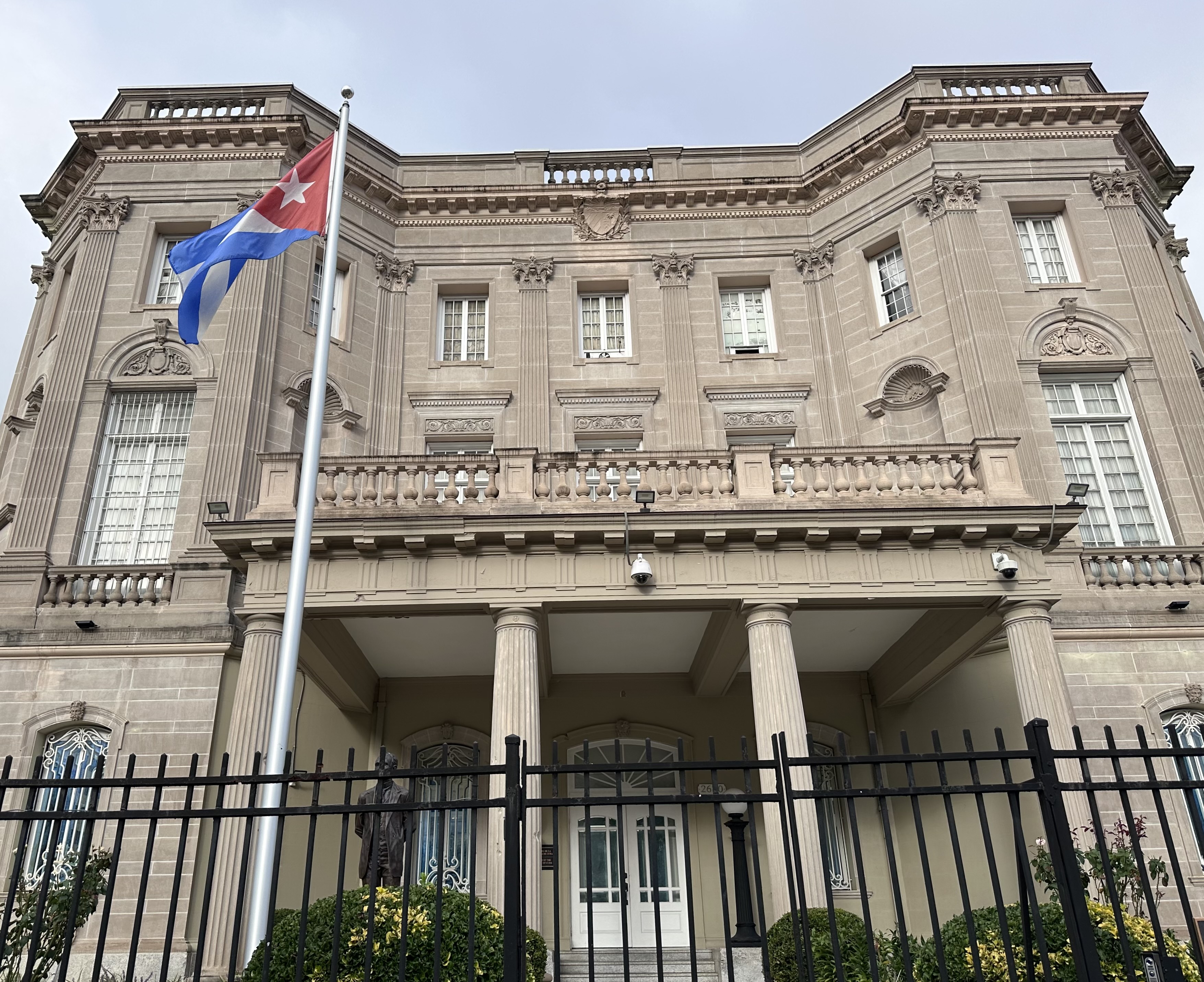 Ataque con bombas molotov a la embajada de Cuba en Estados Unidos