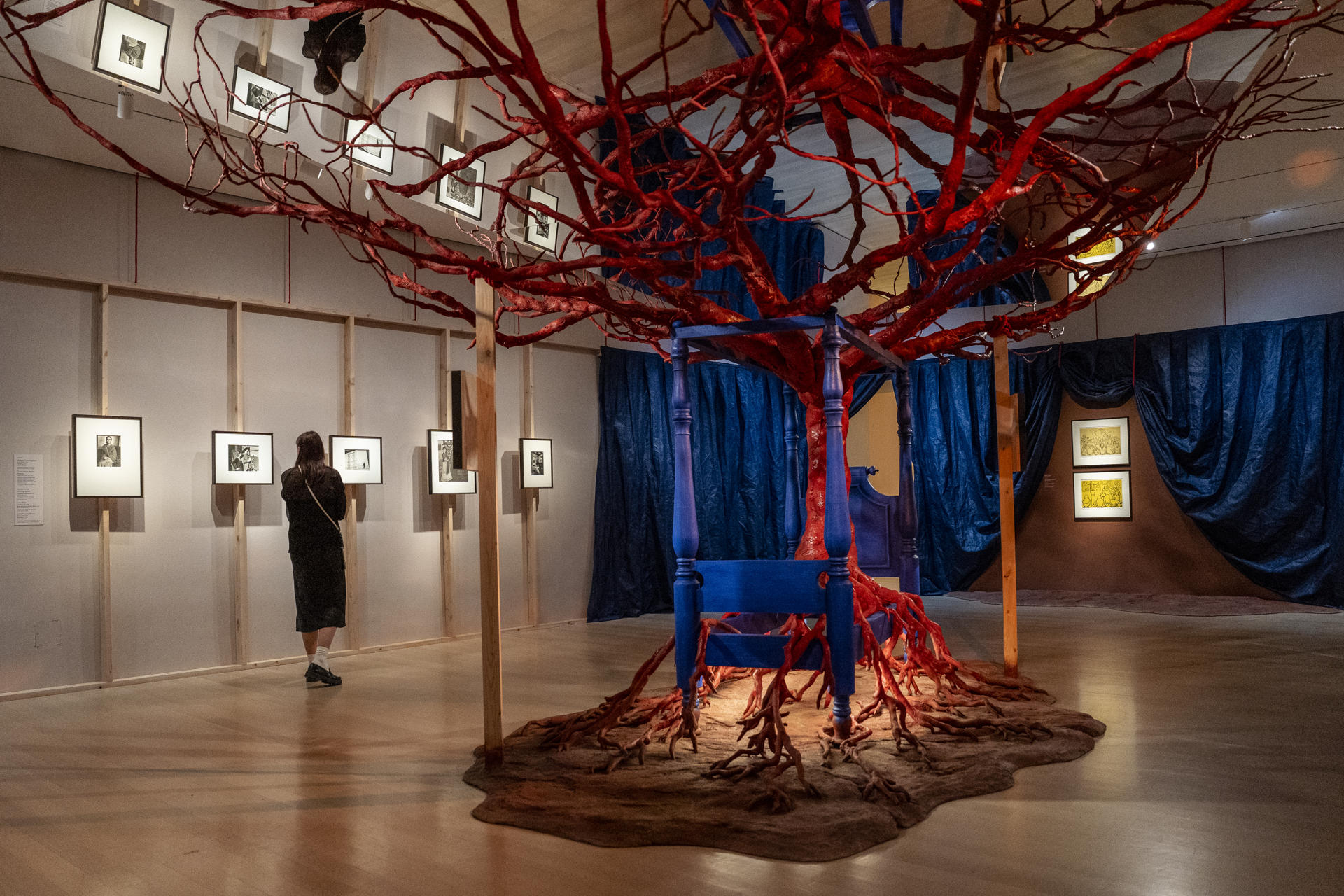 ACOMPAÑA CRÓNICA: EEUU ARTE AME4661. NUEVA YORK (ESTADOS UNIDOS), 16/03/2026.- Una persona observa cuadros de la exposición 'El último sueño de Frida y Diego' este lunes, en el Museo de Arte Moderno de Nueva York (MoMa) en Nueva York (EE.UU.). El MoMa explora "el último sueño" de Frida Kahlo y Diego Rivera en una exposición en la que tiende puentes entre las artes escénicas y las visuales de la mano de la Metropolitan Opera. EFE/ Angel Colmenares