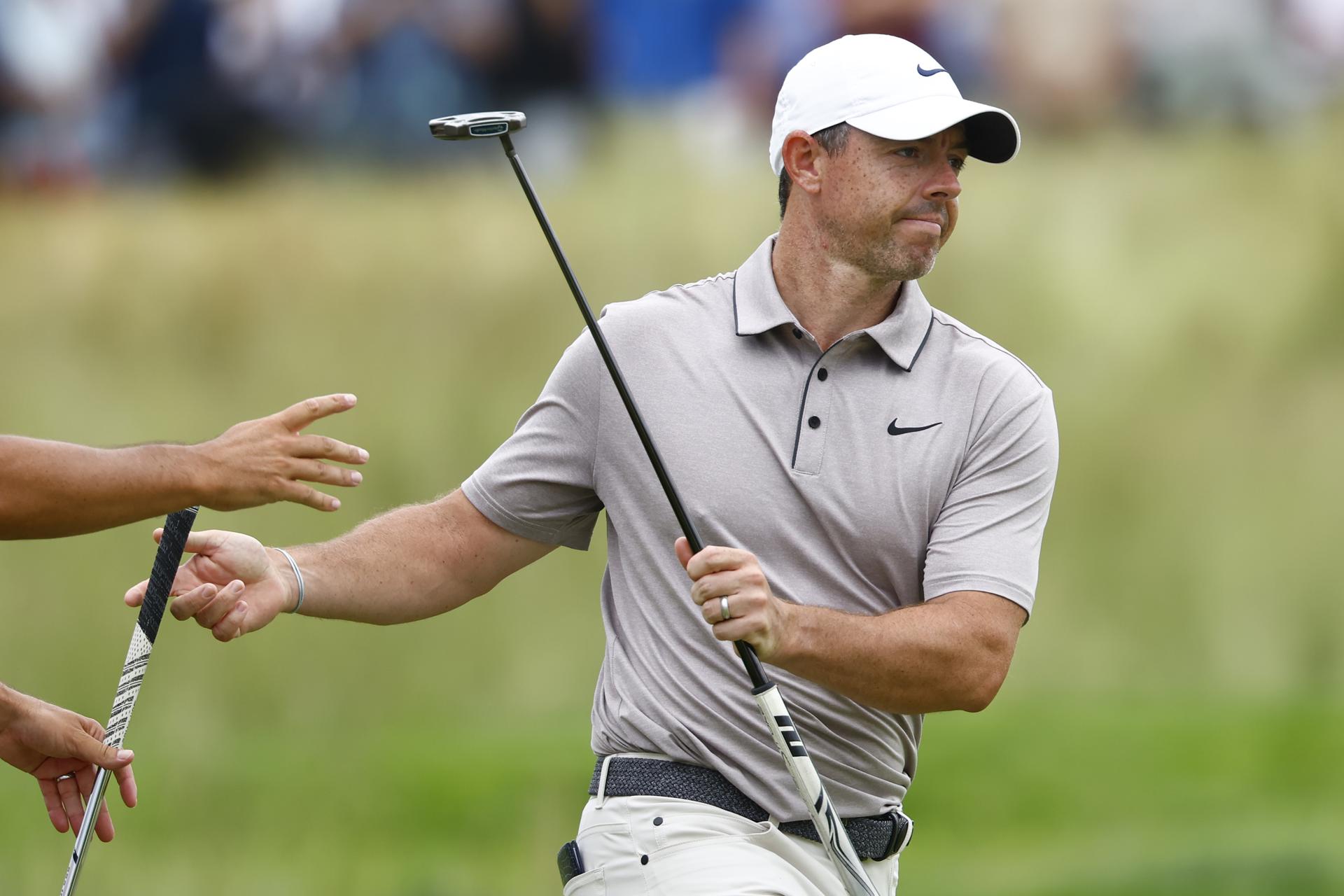 OAKMONT (United States), 14/06/2025.- Rory McIlroy of Northern Ireland on the 7th hole during the third round of the 2025 US Open golf tournament at the Oakmont Country Club in Oakmont, Pennsylvania, USA, 14 June 2025. (Irlanda) EFE/EPA/JARED WICKERHAM
