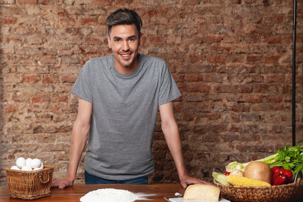 La serie que sigue al chef Tupac Guantay, estrenará episodios los martes y jueves a 4:00 p.m.