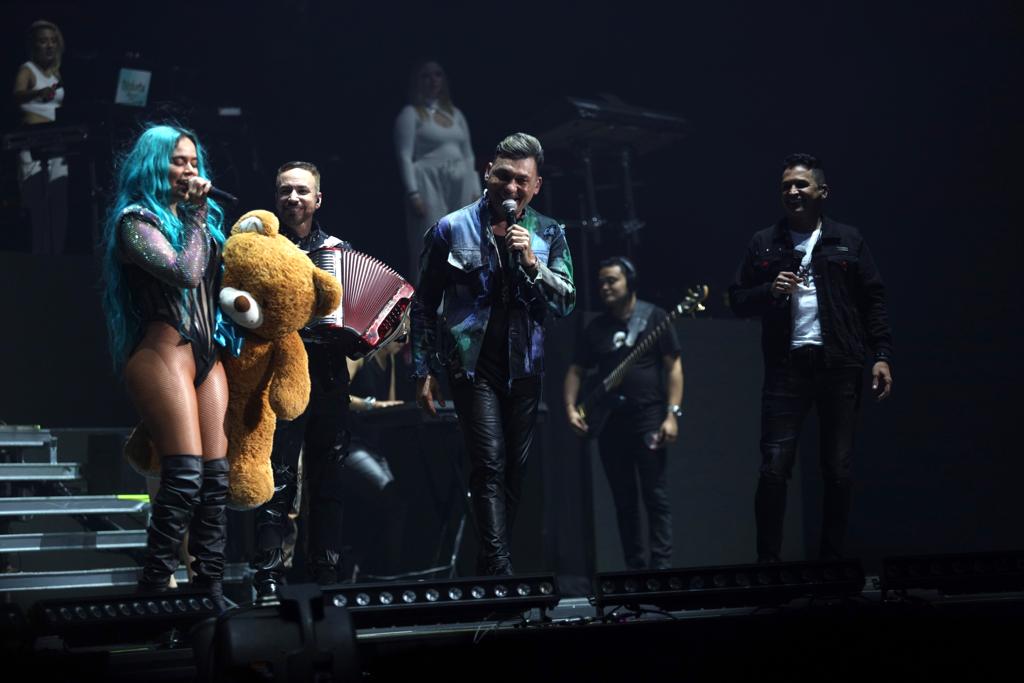 Video: Jorge Celedón le regala oso de peluche a Karol G en su concierto en Bogotá