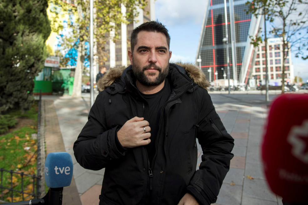 Un cómico ante la justicia española por sonarse con la bandera