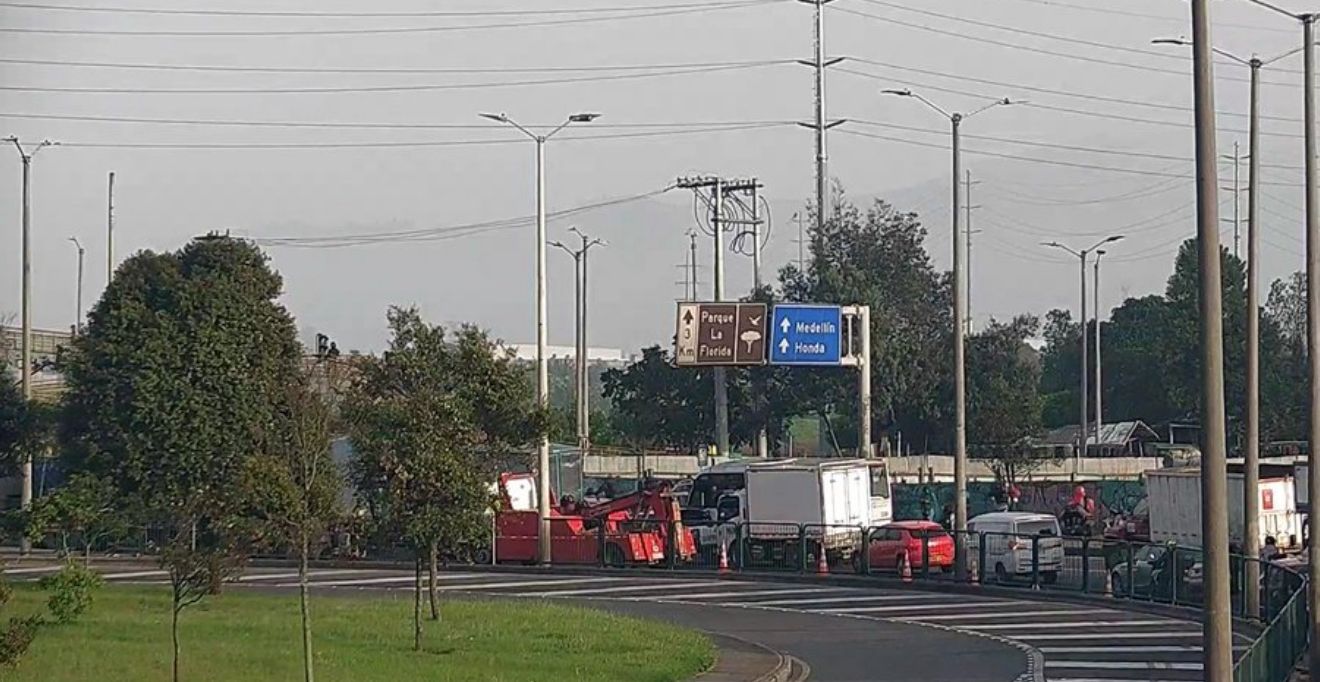 Movilidad hoy, martes 23 de diciembre: tránsito lento en vía a Siberia por vehículo varado