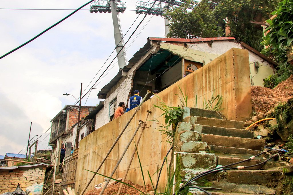 Familias afectadas en Siloé, Cali, por desprendimiento de un muro por las lluvias