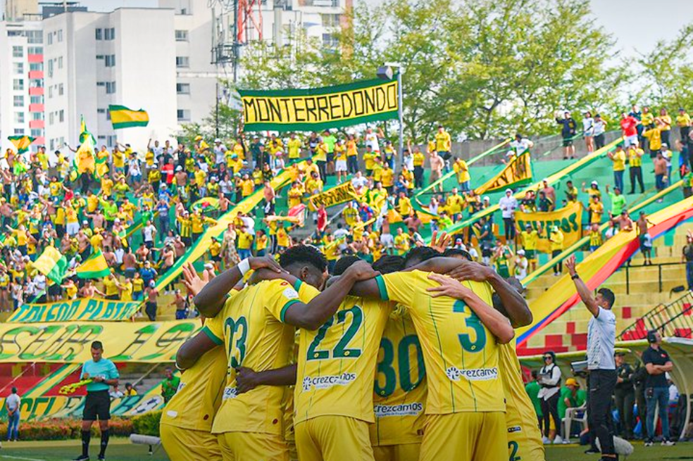 Bucaramanga festeja su triunfo de este miércoles contra Águilas Doradas.