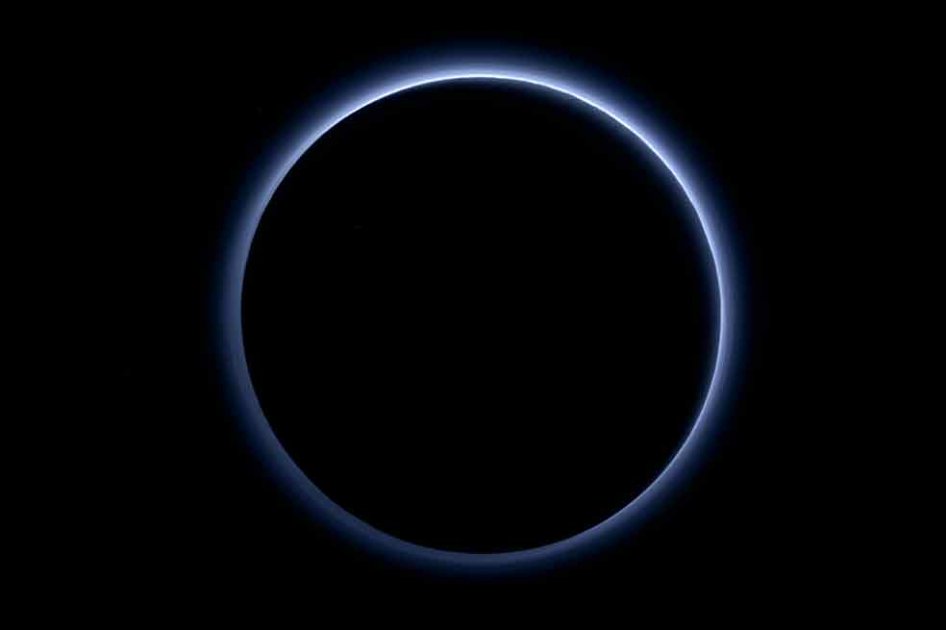Plutón tiene el cielo azul y regiones de agua helada