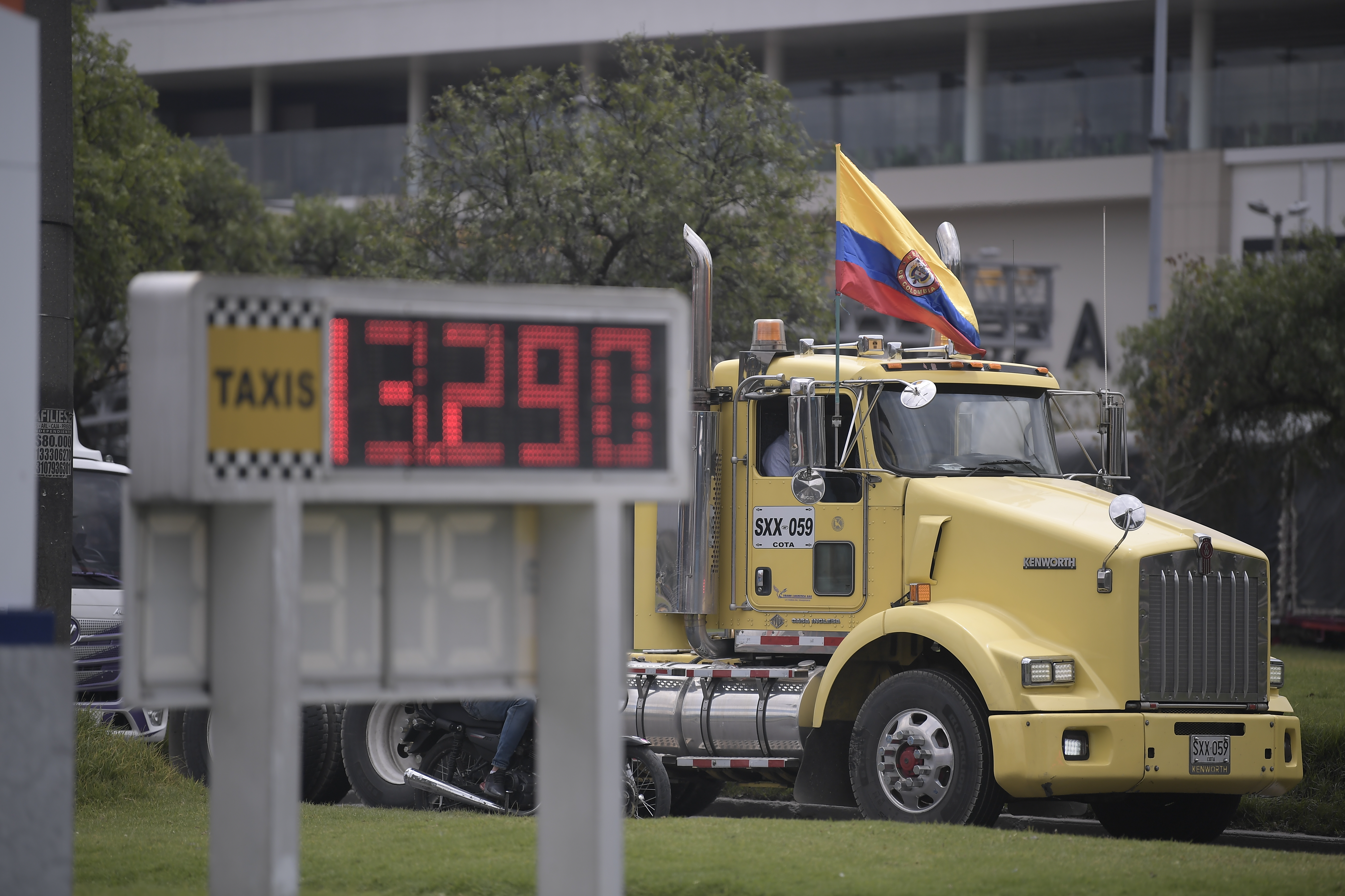 Decenas de transportadores de carga se manifestaron este lunes en la ciudad de Bogotá por el incremento del valor del combustible. Se movilizaron por varias vías de la capital hasta llegar al Ministerio de Transporte.