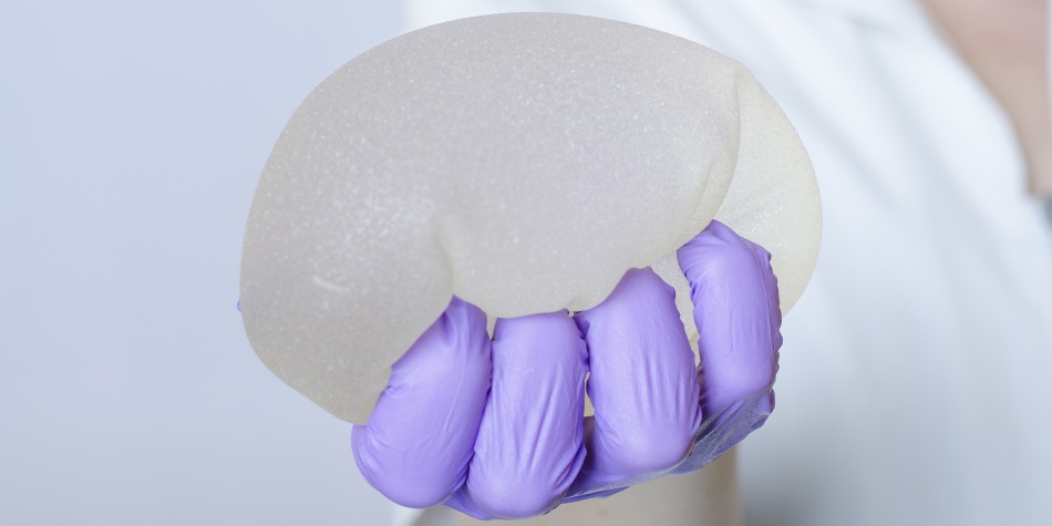 ¿Existe una relación entre los implantes mamarios y el cáncer?