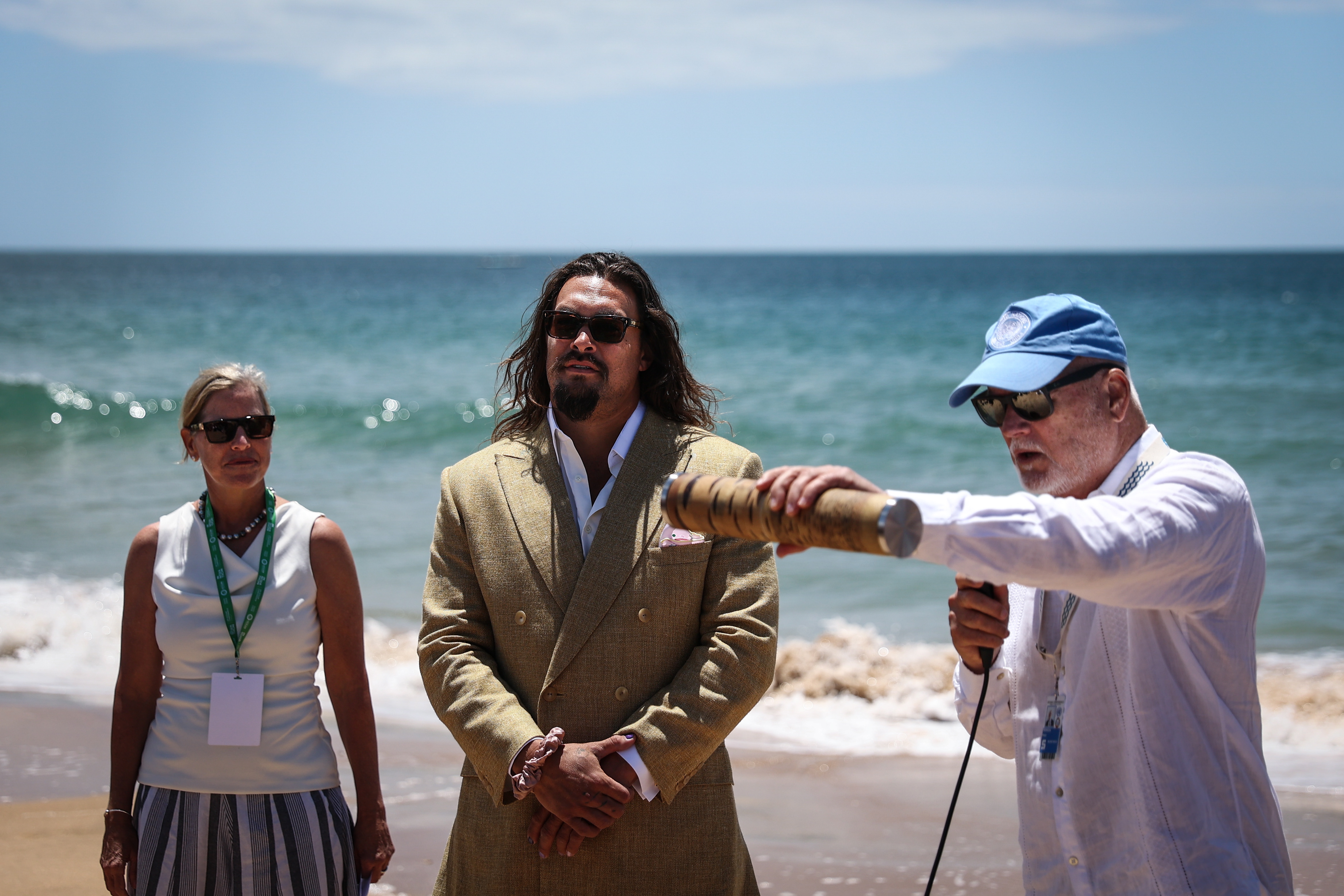 Cascais (Portugal), 26/06/2022.- Actor Jason Momoa (C) and the UNSG´S Special envoy for the ocean Peter Thomson (R) at the UN Ocean Conference Youth and Innovation Forum close ceremony at Carcavelos beach in Cascais, Portugal, 26 June 2022. EFE/EPA/RODRIGO ANTUNES