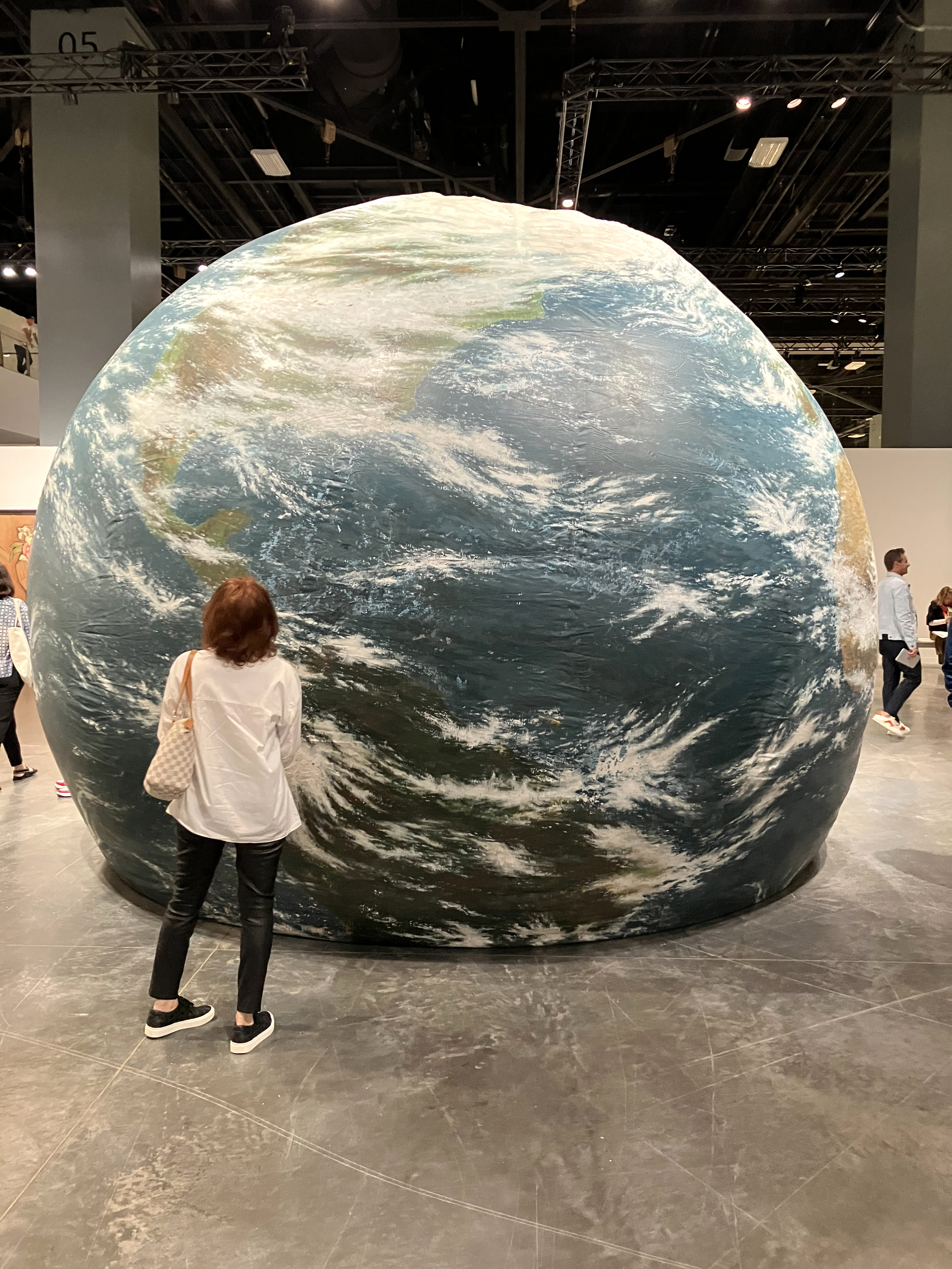 -FOTODELDÍA- USA987. MIAMI BEACH (FL, EEUU), 06/12/2023.- Una mujer observa la instalación 'Earth Play' (Juego de la tierra) del artista interdisciplinario coreano Seung-taek Lee expuesta durante la feria Art Basel Miami hoy en el Centro de Convenciones de Miami Beach, Florida. La dinámica feria Art Basel Miami Beach, la mayor cita de arte del continente americano, supera este miércoles dos décadas de existencia y el mar revuelto de la pandemia con nuevos bríos y las intermitencias de su frivolidad y espectáculo, que tanto tirón tienen para los visitantes de todo el mundo. EFE/Emilio J. López