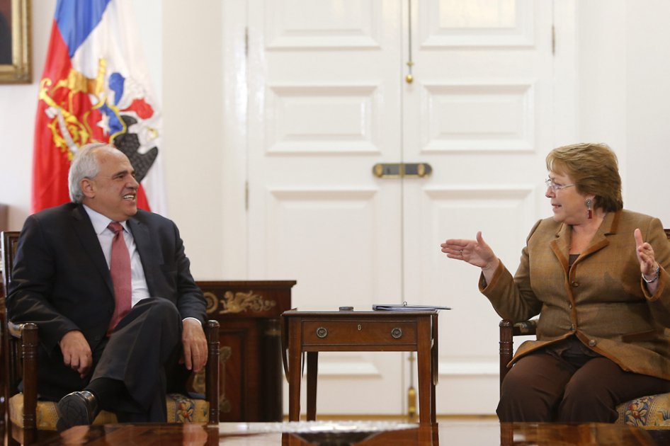La presidenta de Chile Michelle Bachelet (d) habla con el secretario general de la Unión de Naciones Suramericanas (Unasur), el expresidente de Colombia Ernesto Samper (i).