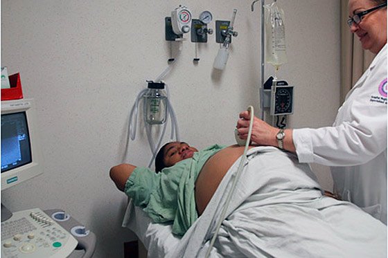 Promedio de edad de madres primerizas sube a 26 años en EE.UU.